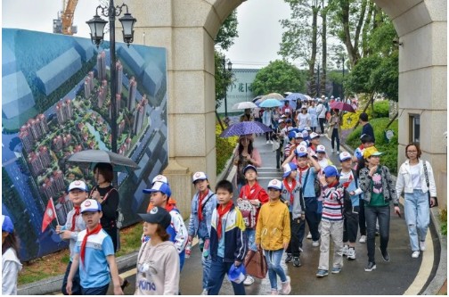 4月27日上午,湖南衡缘物流园热闹非凡,由祁东县楚源实验小学四,五,六